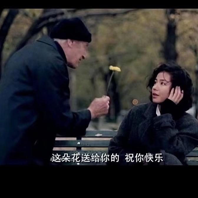 她 。