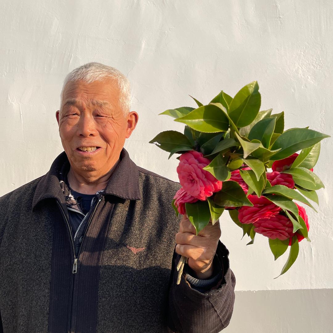 村口的70小老头