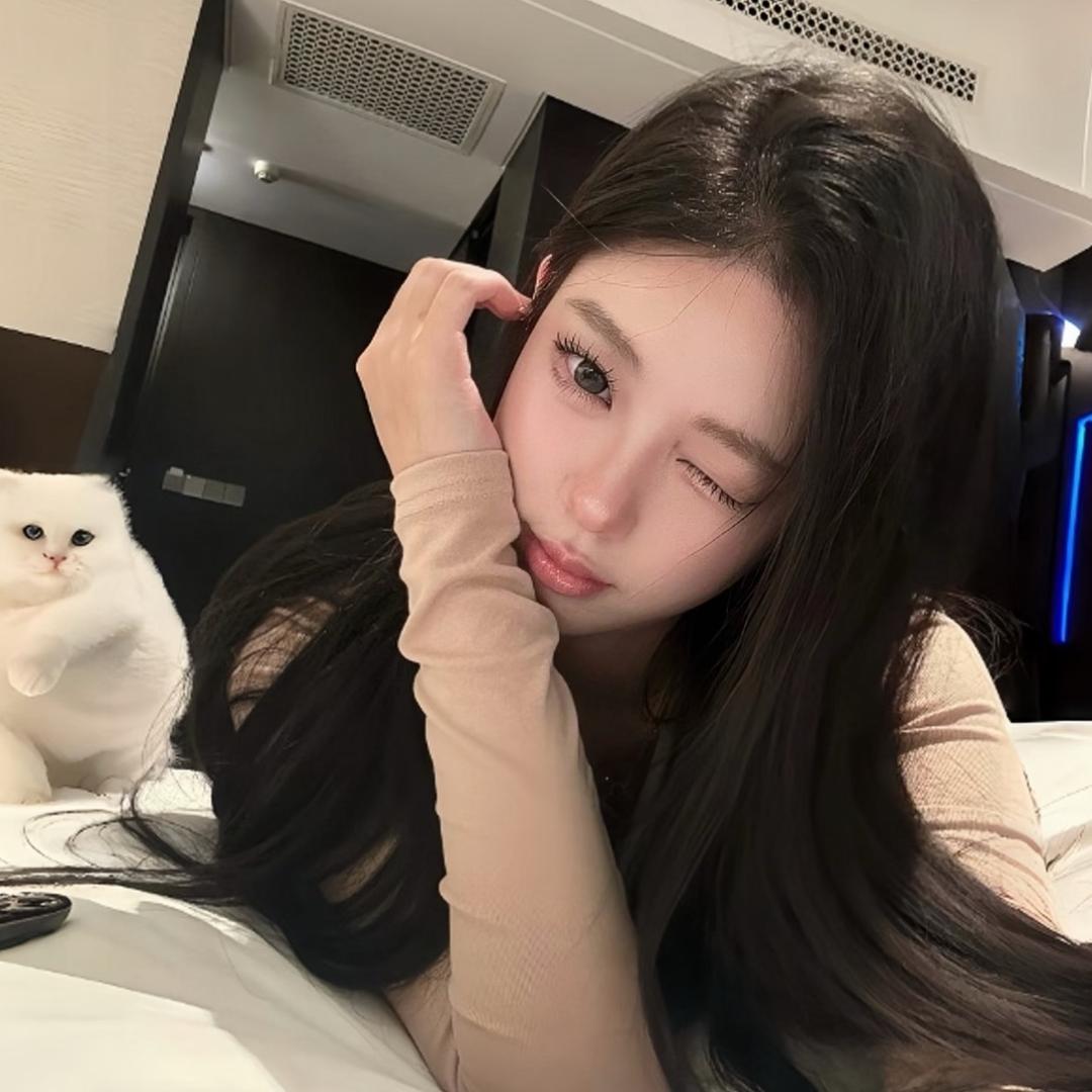 一朵风中摇曳的水仙花