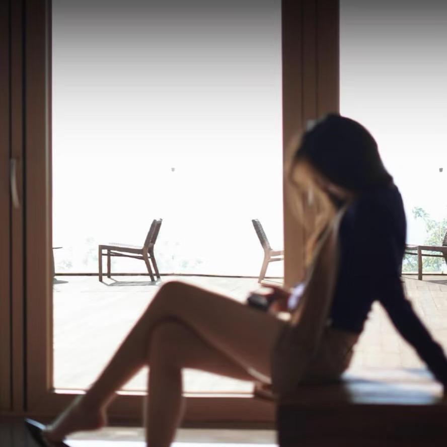 90岁扶奶奶过马路