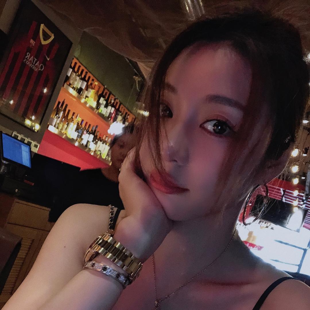 娜小姐十礼服饰