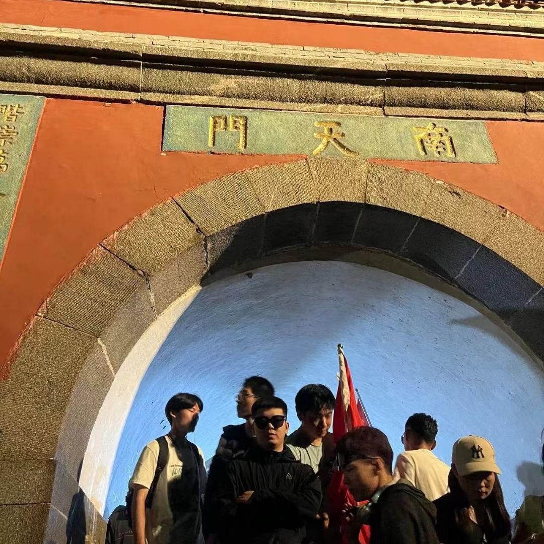 黄昏再美终会天黑。