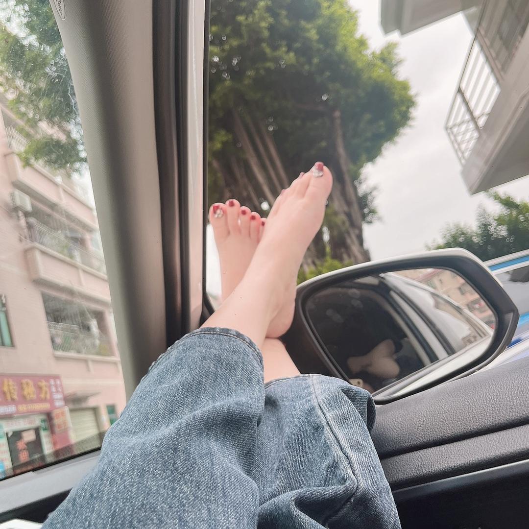 你压到我腿毛了💄