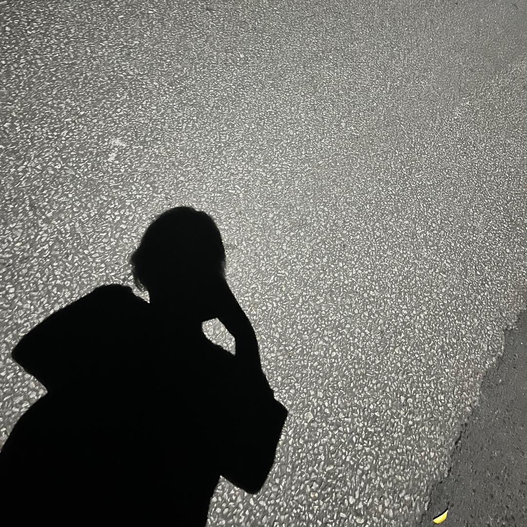 一只喝咖啡的狗