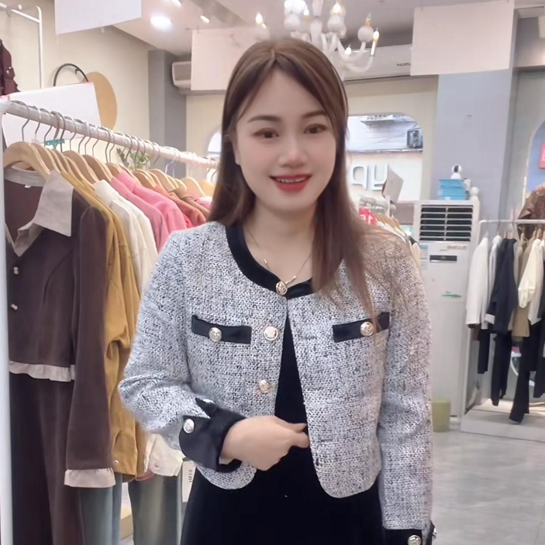 依秀服饰工厂店