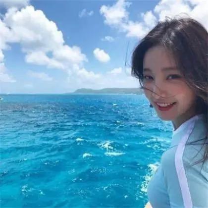 露莎女装穿搭