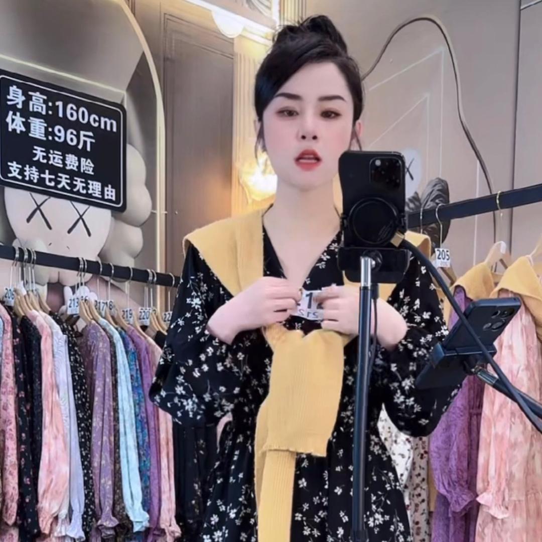 于楚服饰
