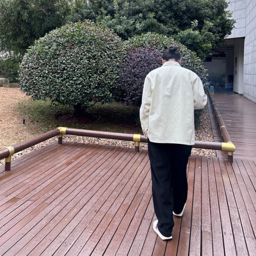 蒙奇奇骑佩奇