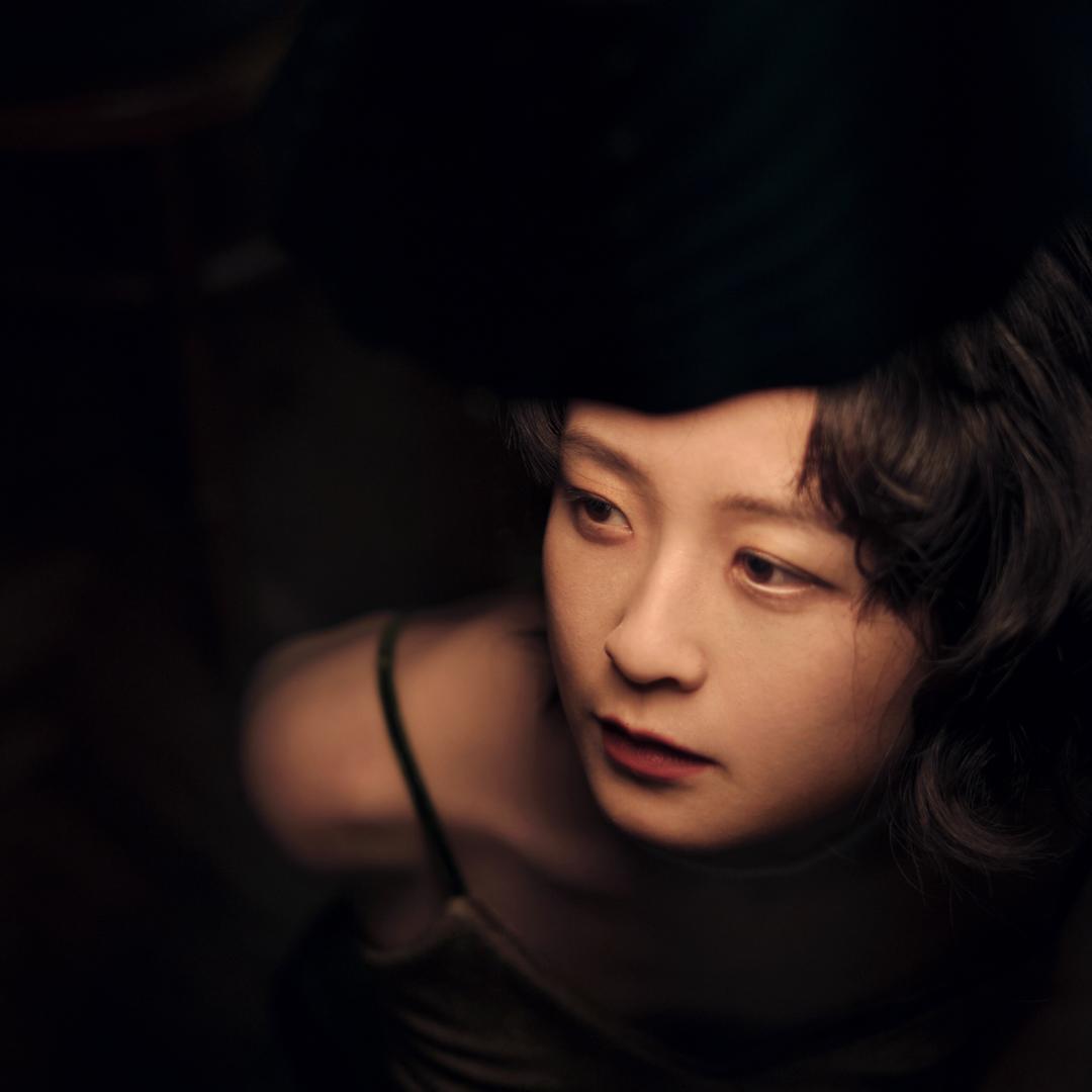 穆雪婷躲进木盒子