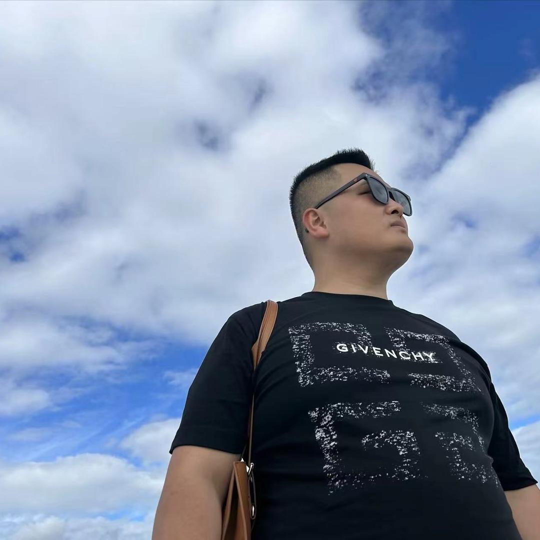 泸州市比较撑展的男人