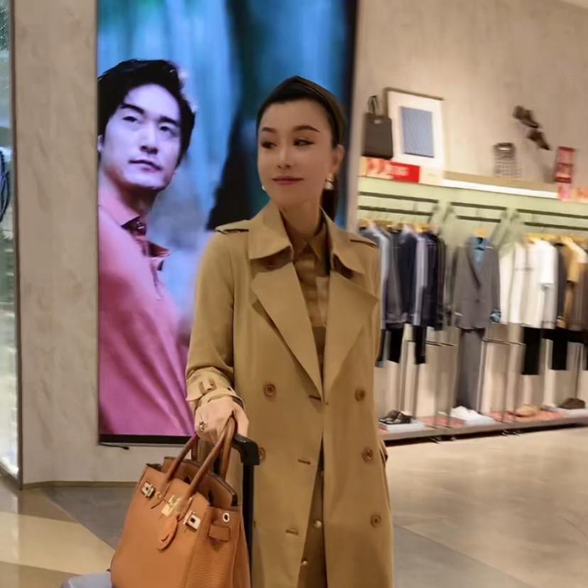 依哥服饰（涵舒可）小丽店