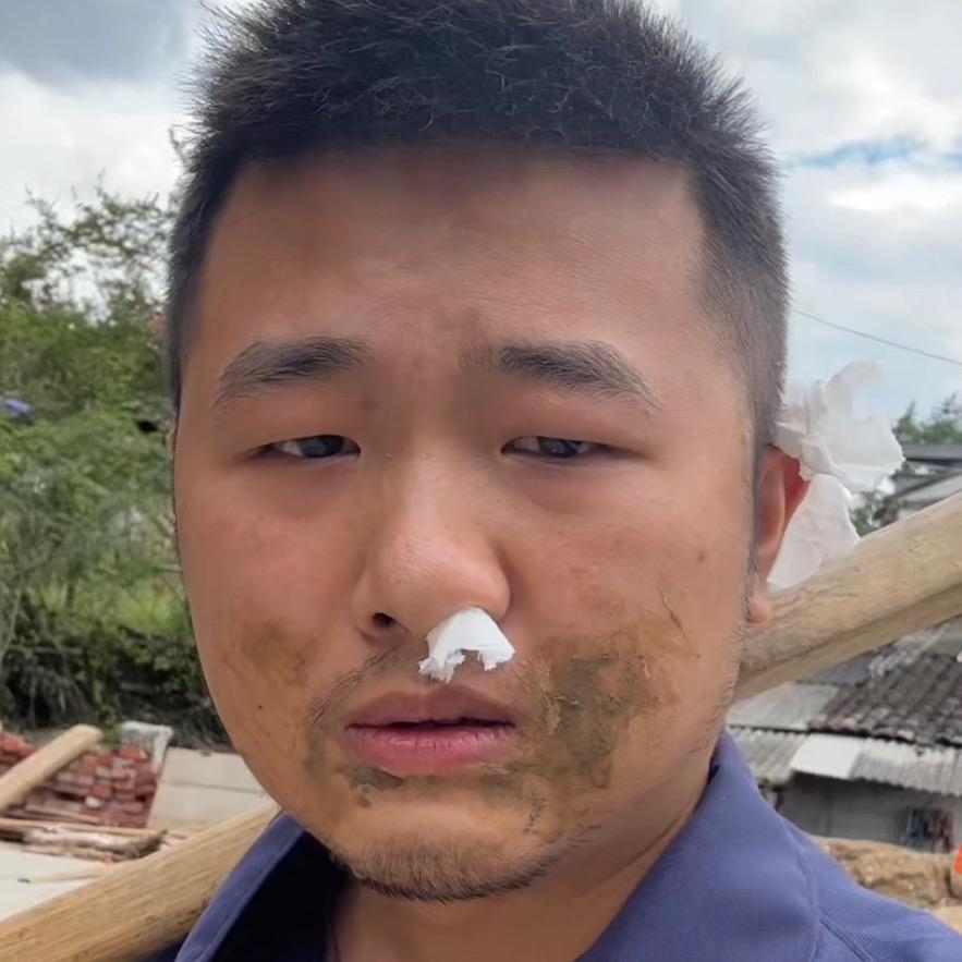 李三毛在乡头搞白门子