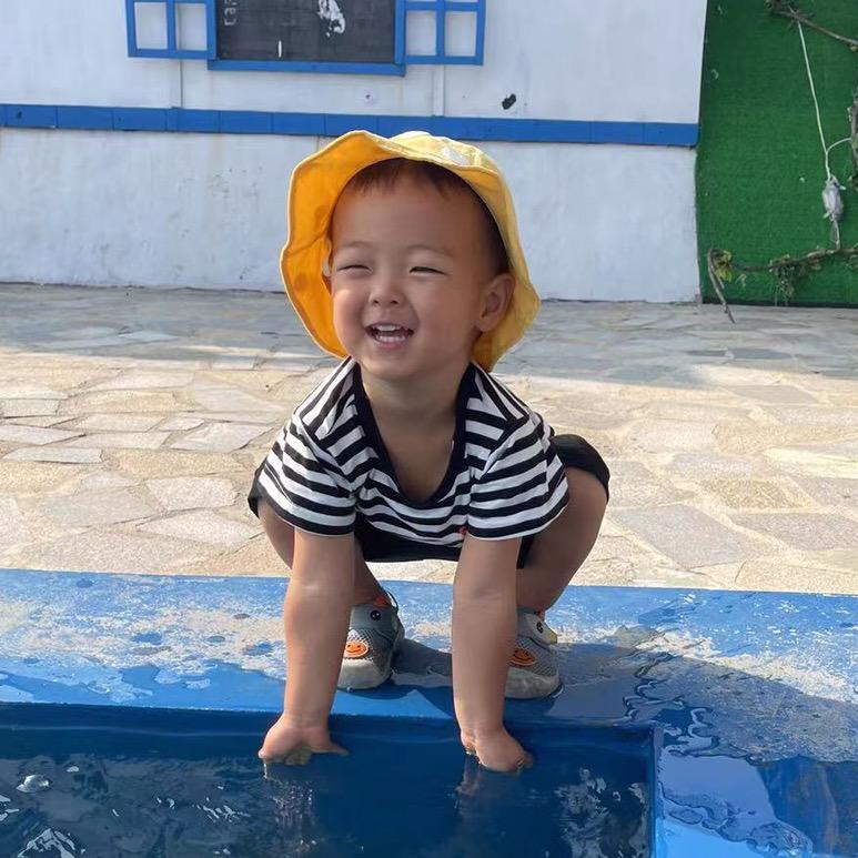 快乐的小女孩👧