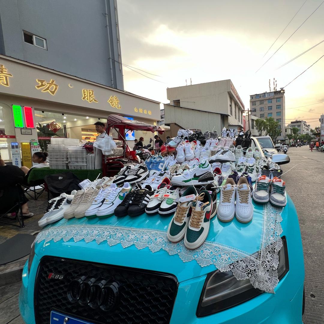 地摊彭于晏