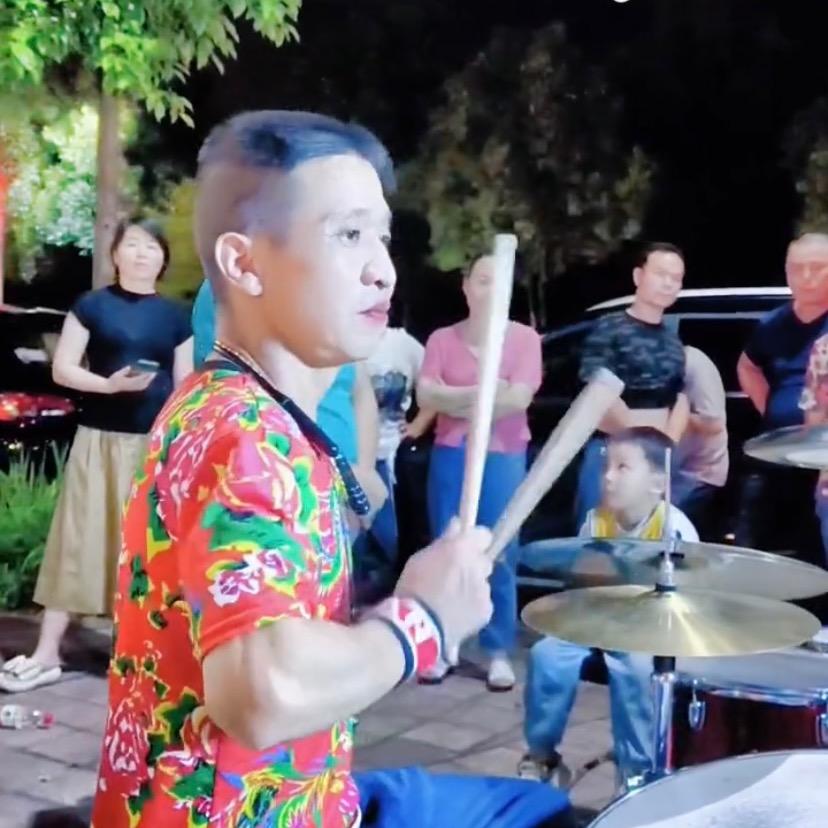 爱架子鼓的烧烤大叔