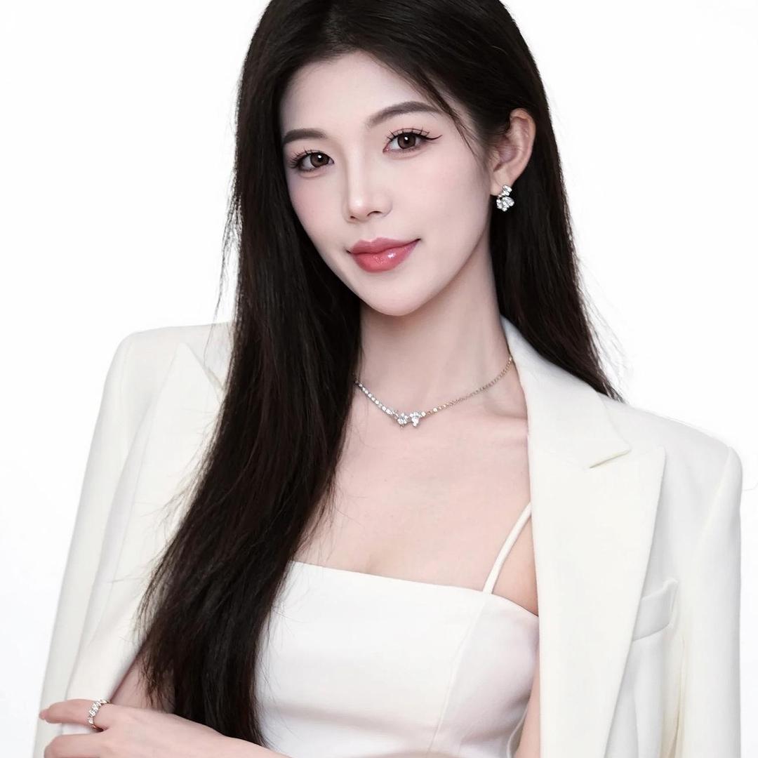 连分别都是双手插兜的女人.