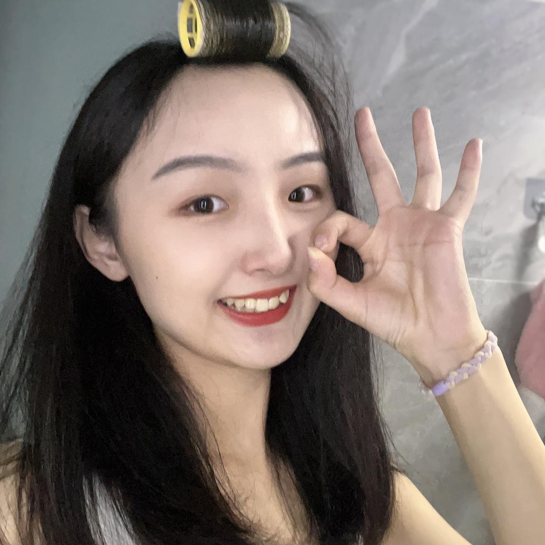 小胡有个大脑门