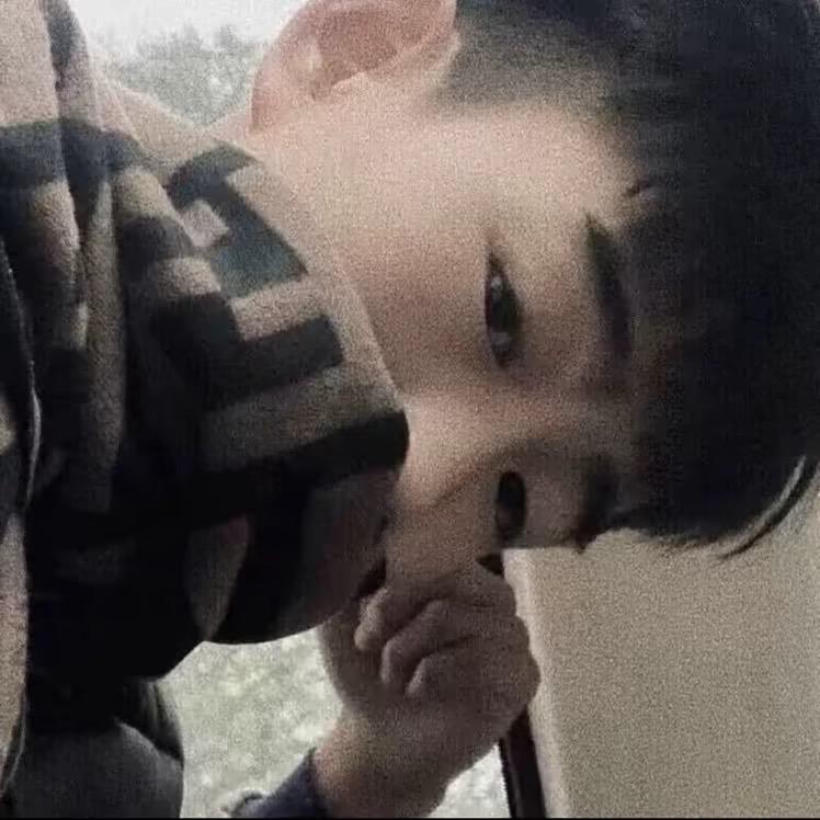 德伟。