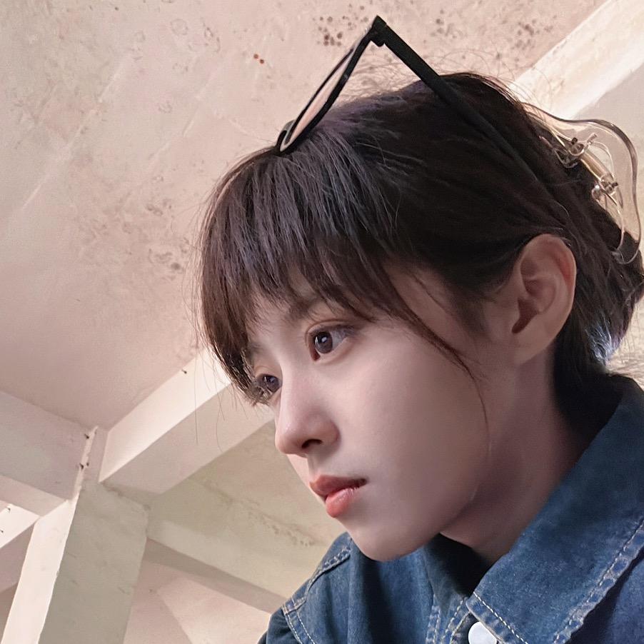 搬啤酒的小女孩