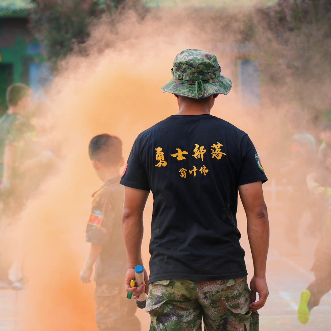 在南京学射击的吴京