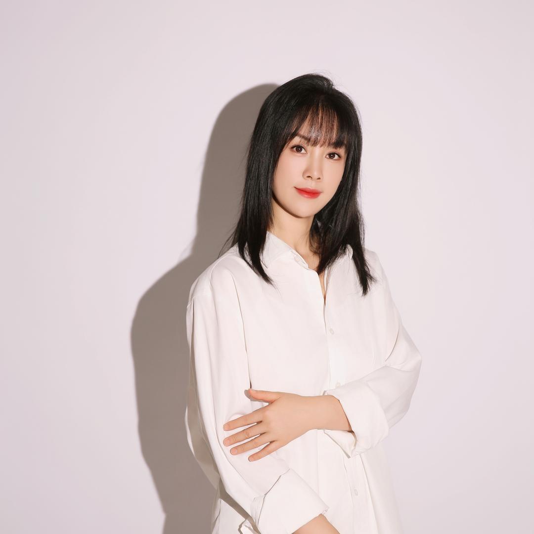 村里有个姑娘叫小芳