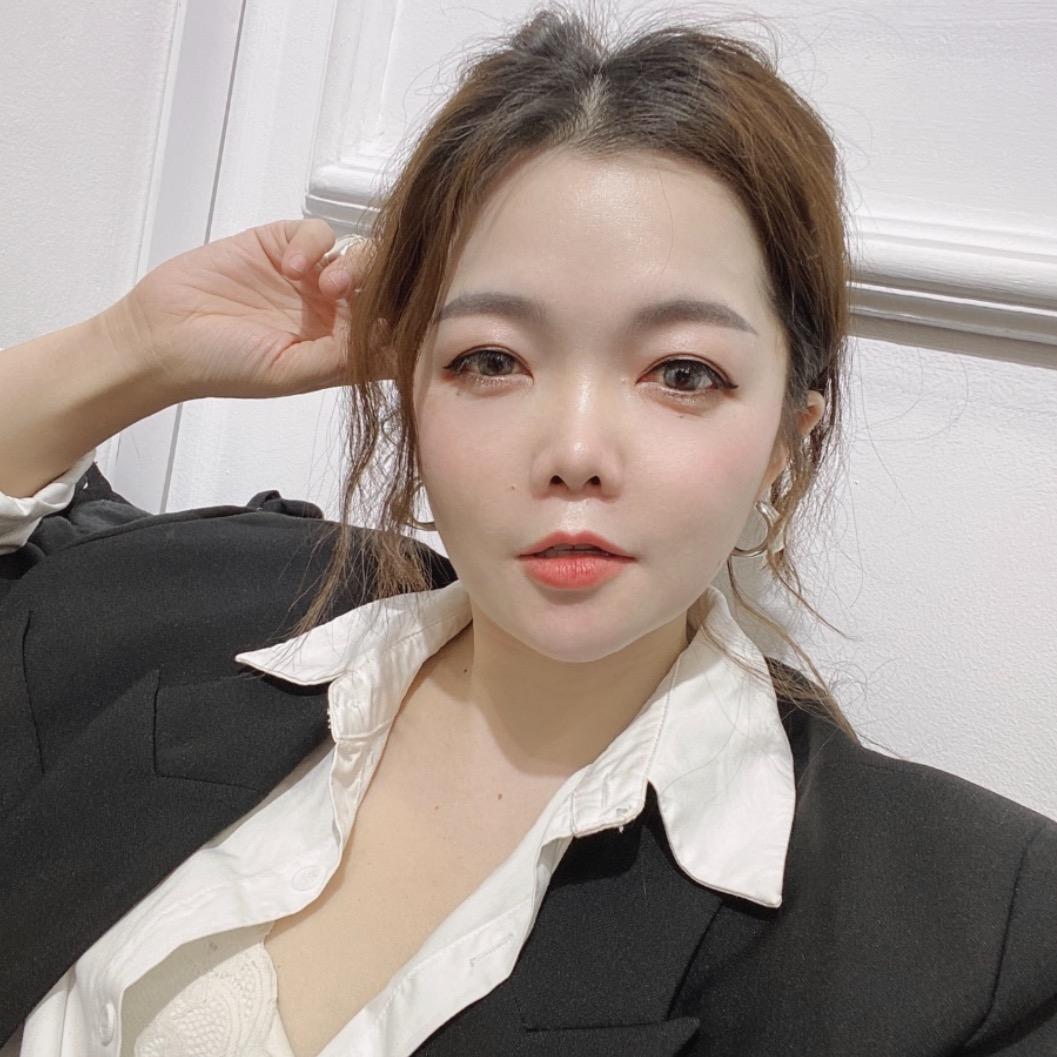 小雪服装店。