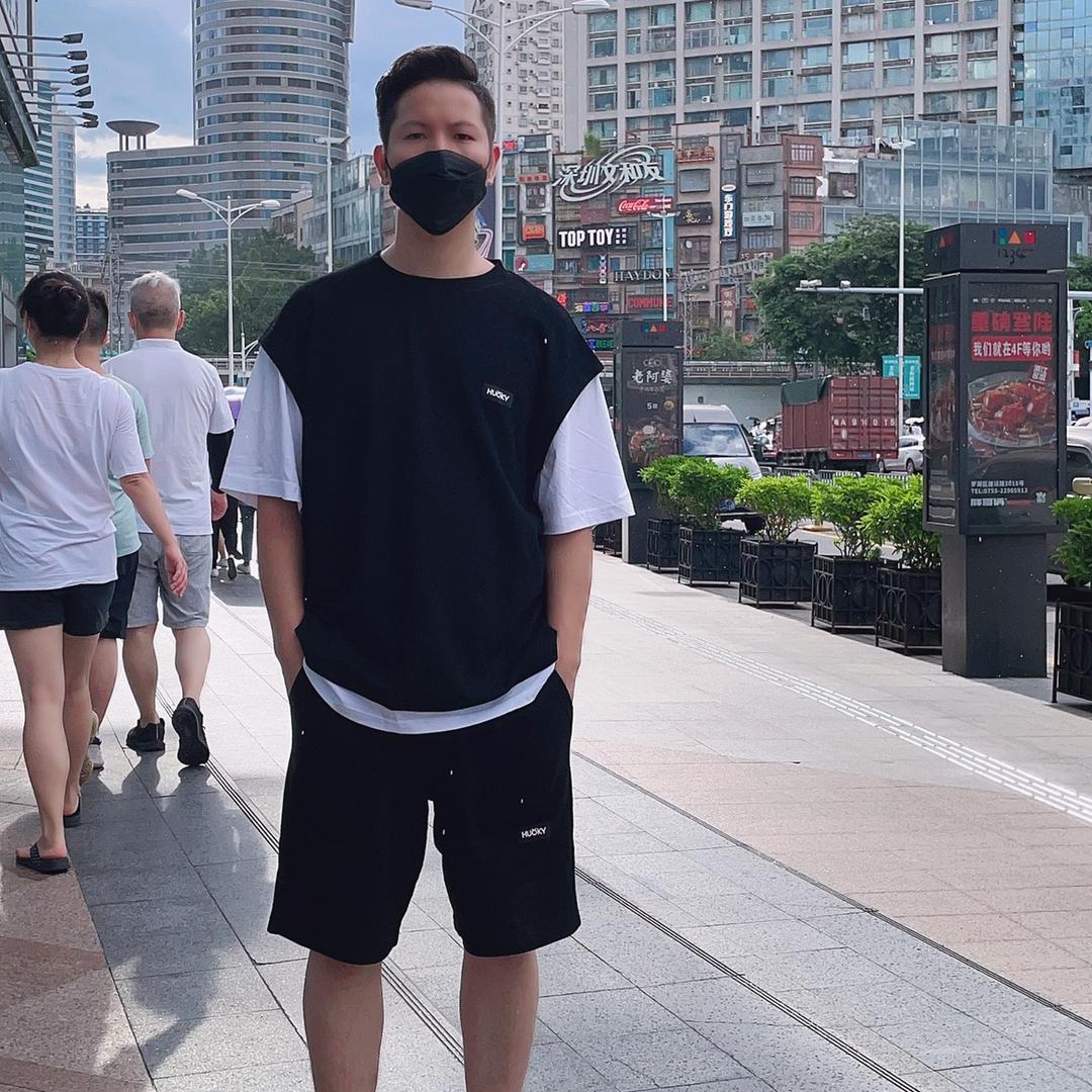 凌晨三点半。