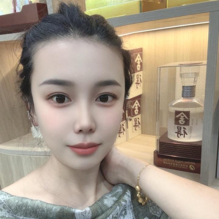 华夏酒行静姐在卖酒