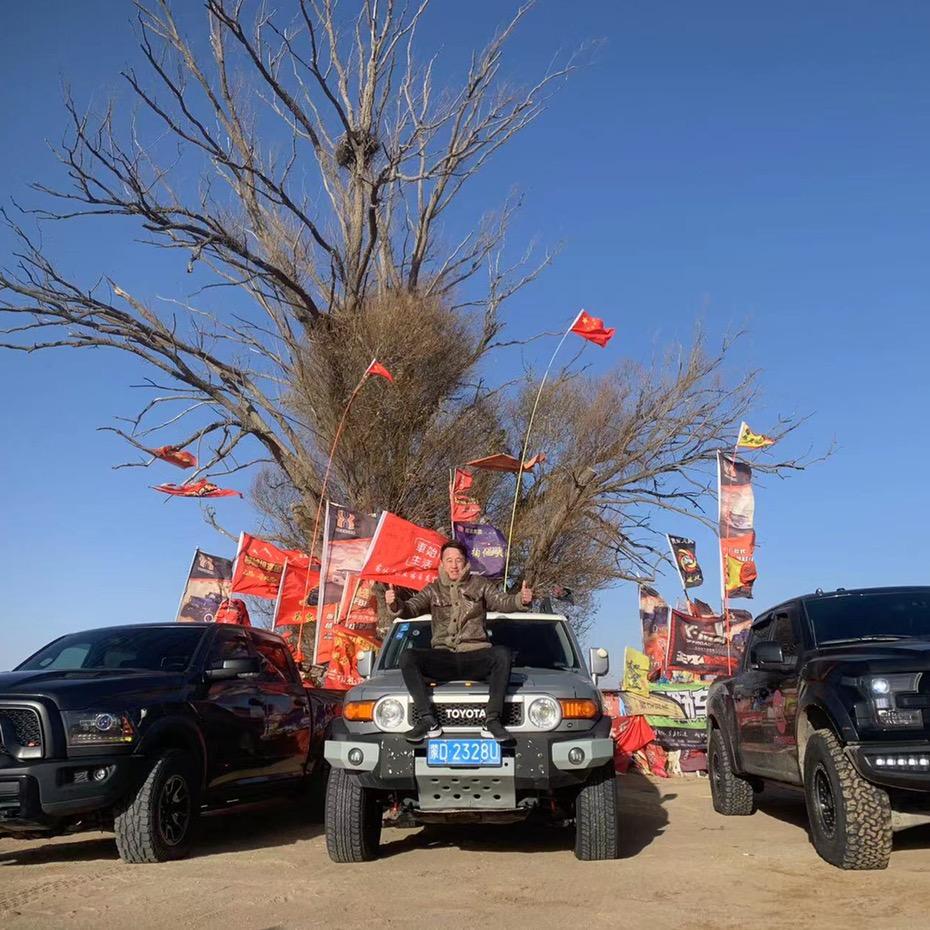 泥土中的大石头