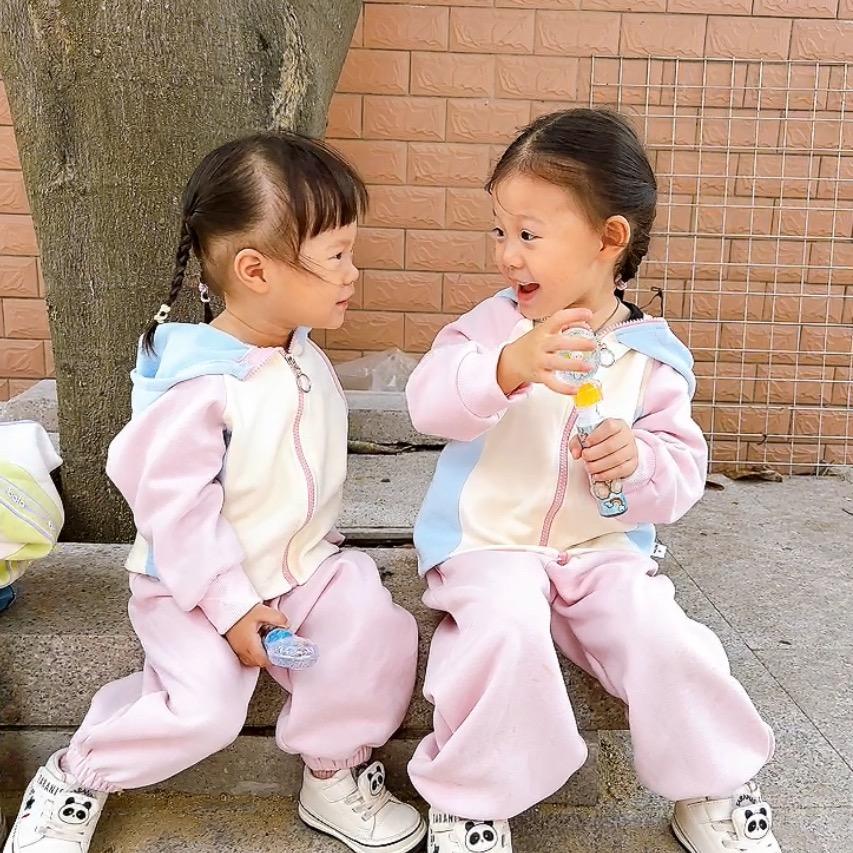 两个小朋友👭