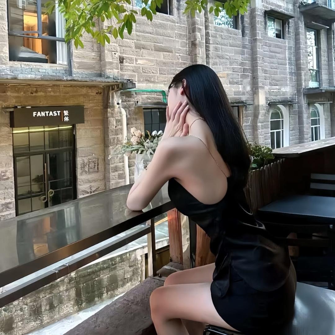 偷了霸总蕾丝内裤套头上狂奔的那个雨夜