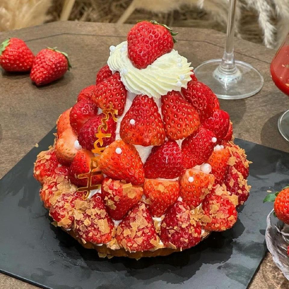 一块大草莓蛋糕🍰