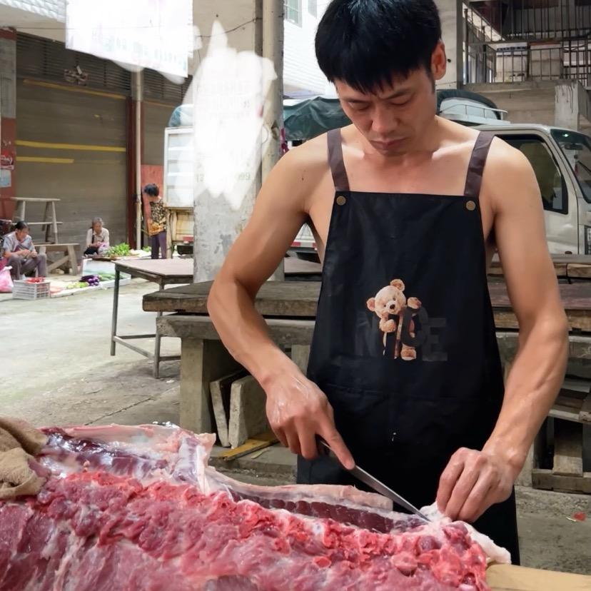 向前在乡里卖猪肉