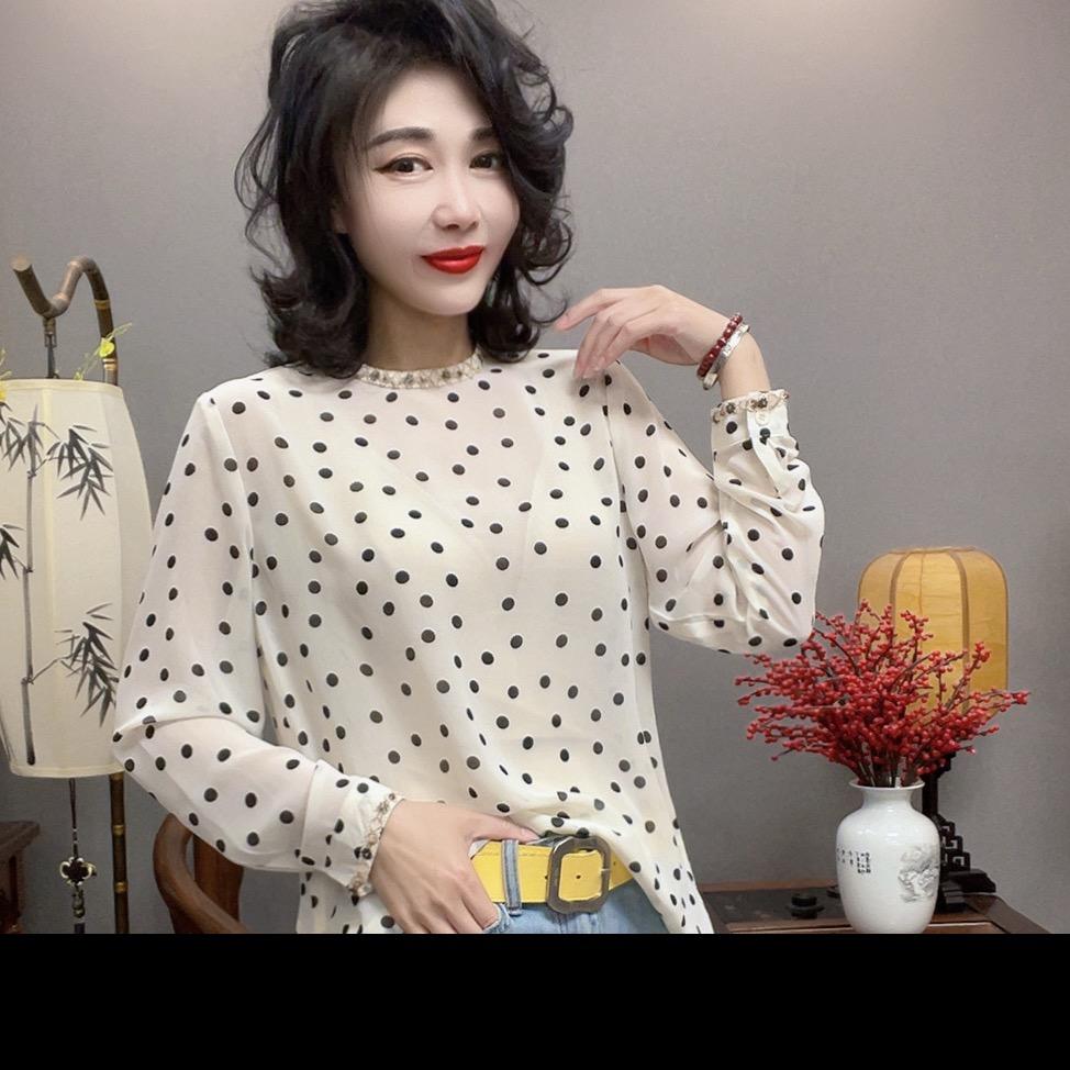 丝绒时尚女人