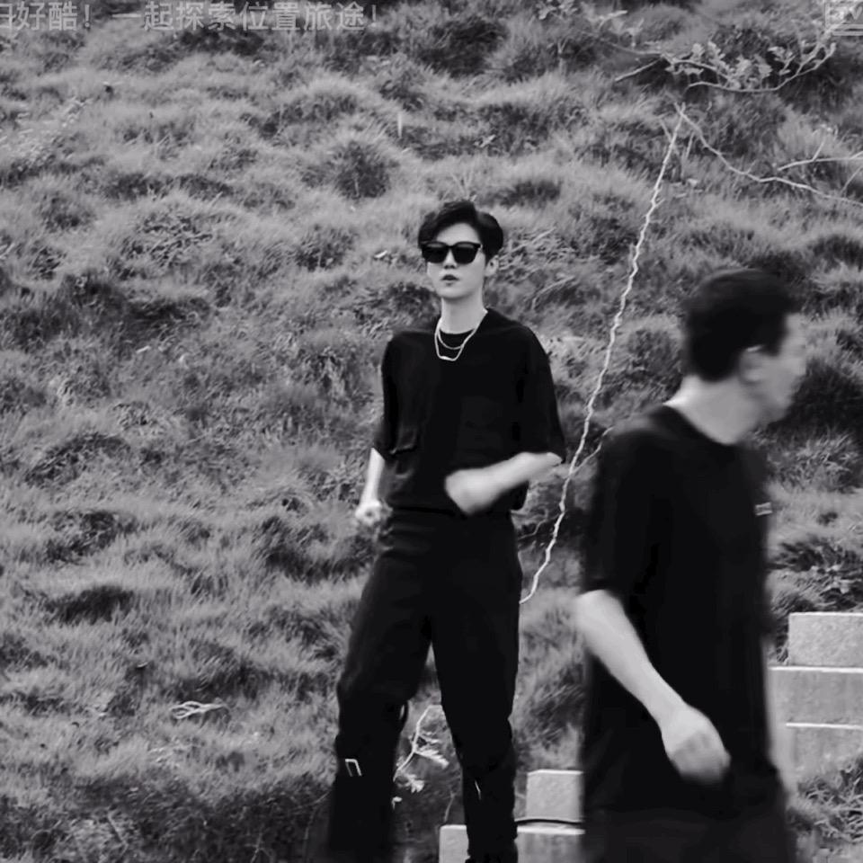 鹿过动物园的小女孩