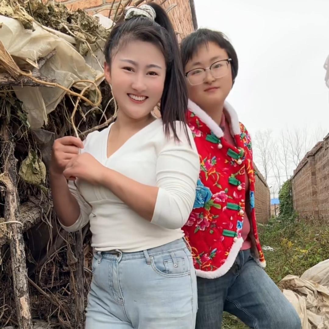 莉莉眼镜妹