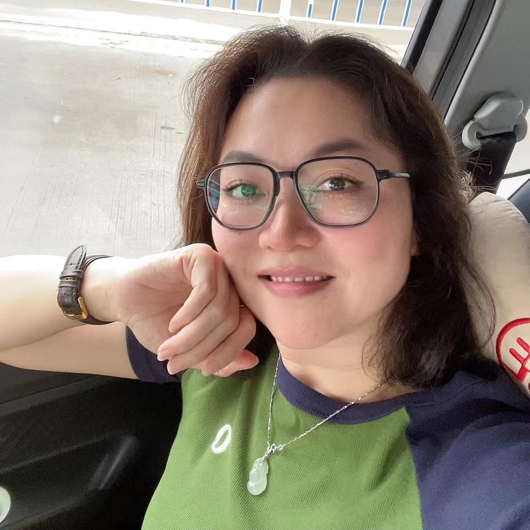 认真做美食的小酒馆老板娘