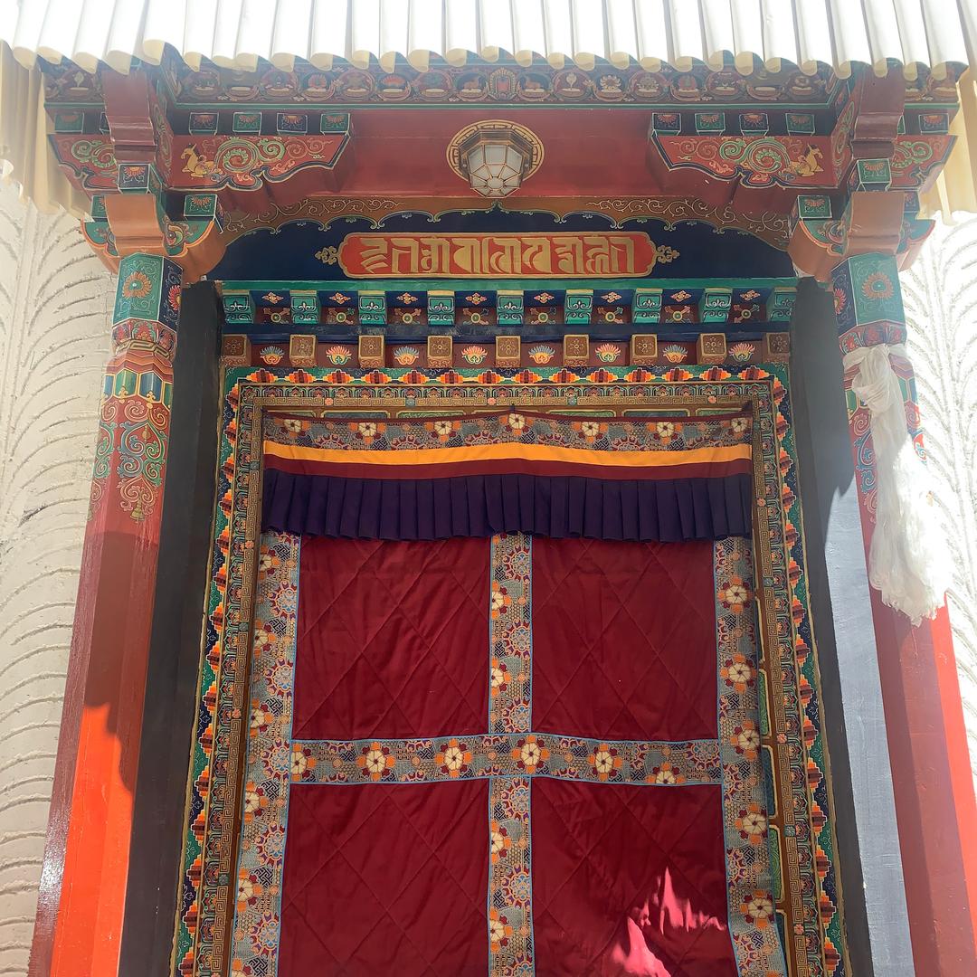 龙布仓藏精酒店
