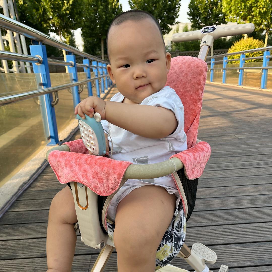 这个小孩很哇塞！😎🤔