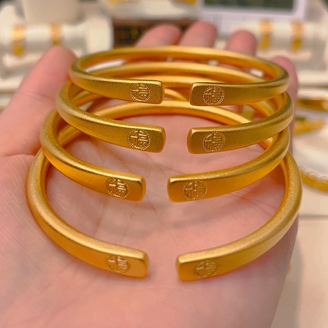 三 月 饰 品 历 险 记