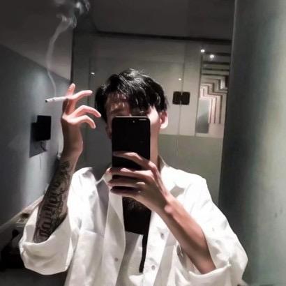 灯光下的不语者