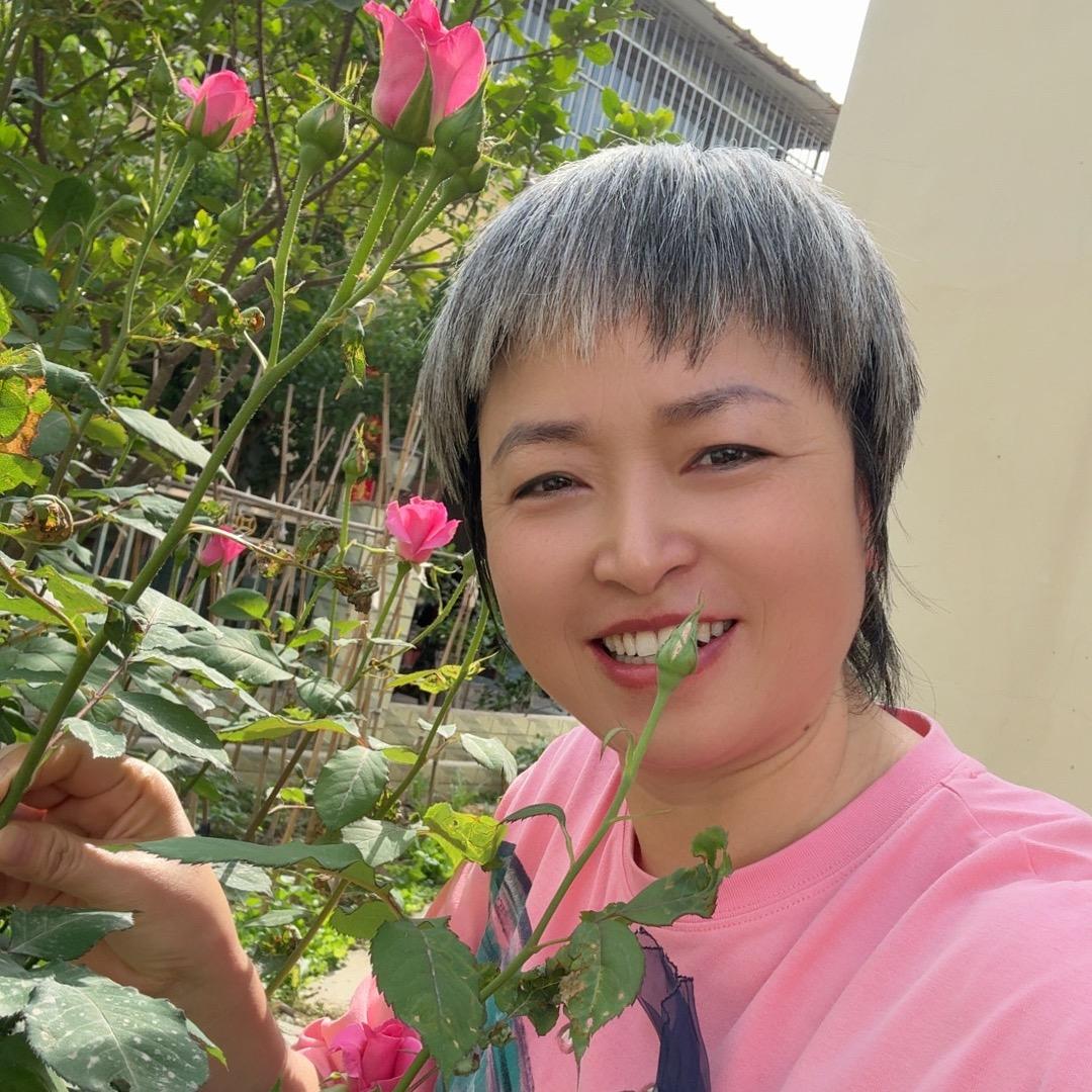 幸姐白发满头
