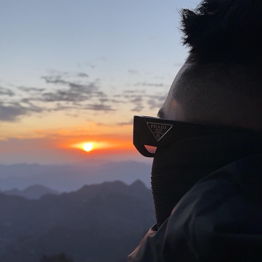 古的白