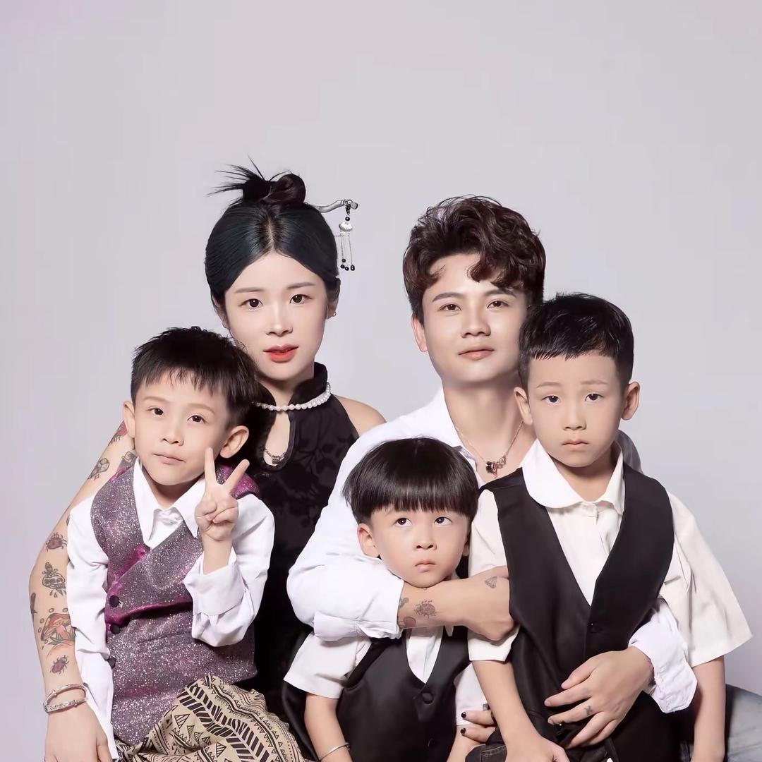 97年夫妻（带3娃）