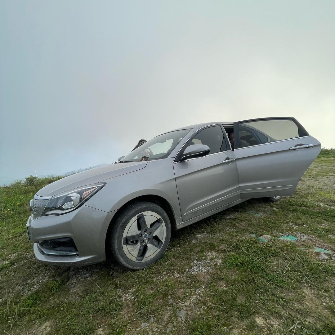 开新能源的小伙