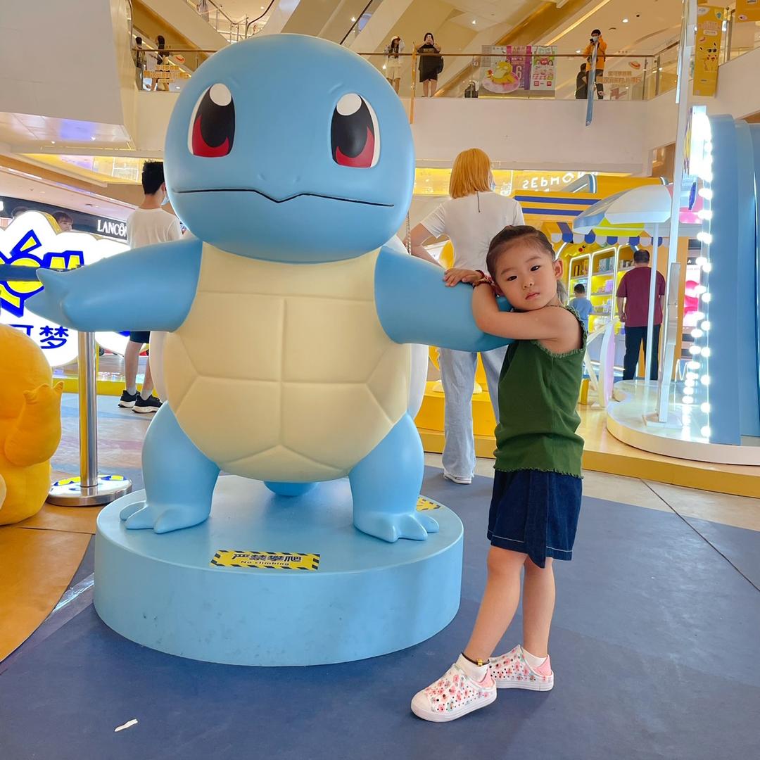 流着眼泪吃着肉。、