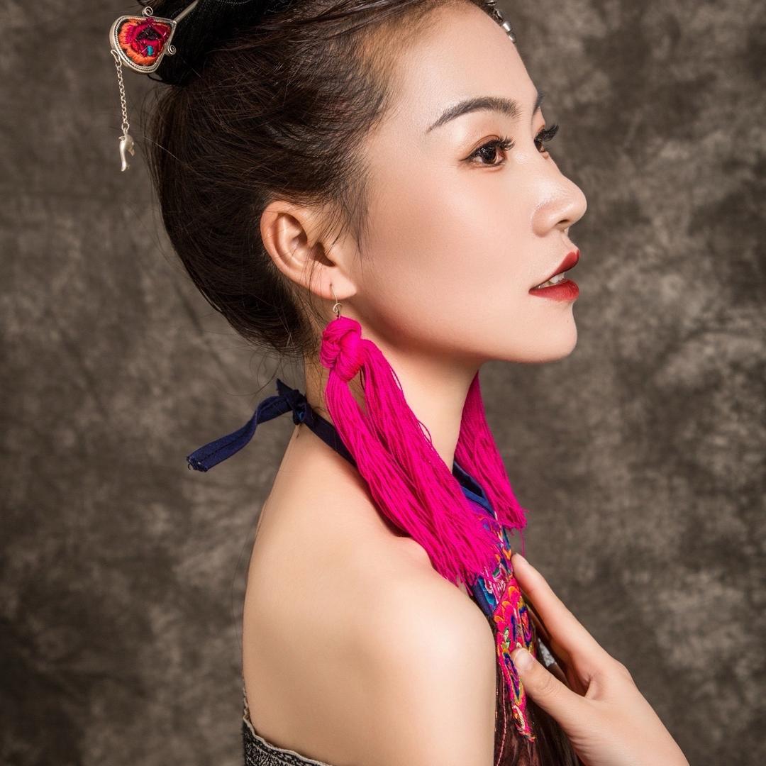 是小张吖（苗姑娘)