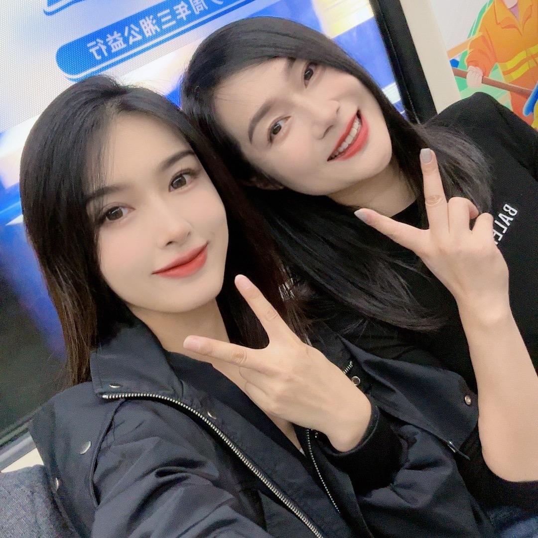 是又又跟凤凤吖