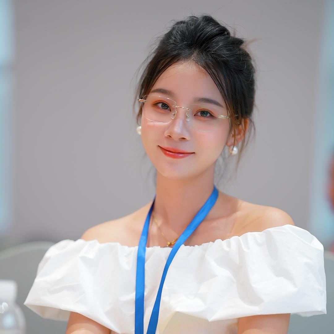 易小姐@
