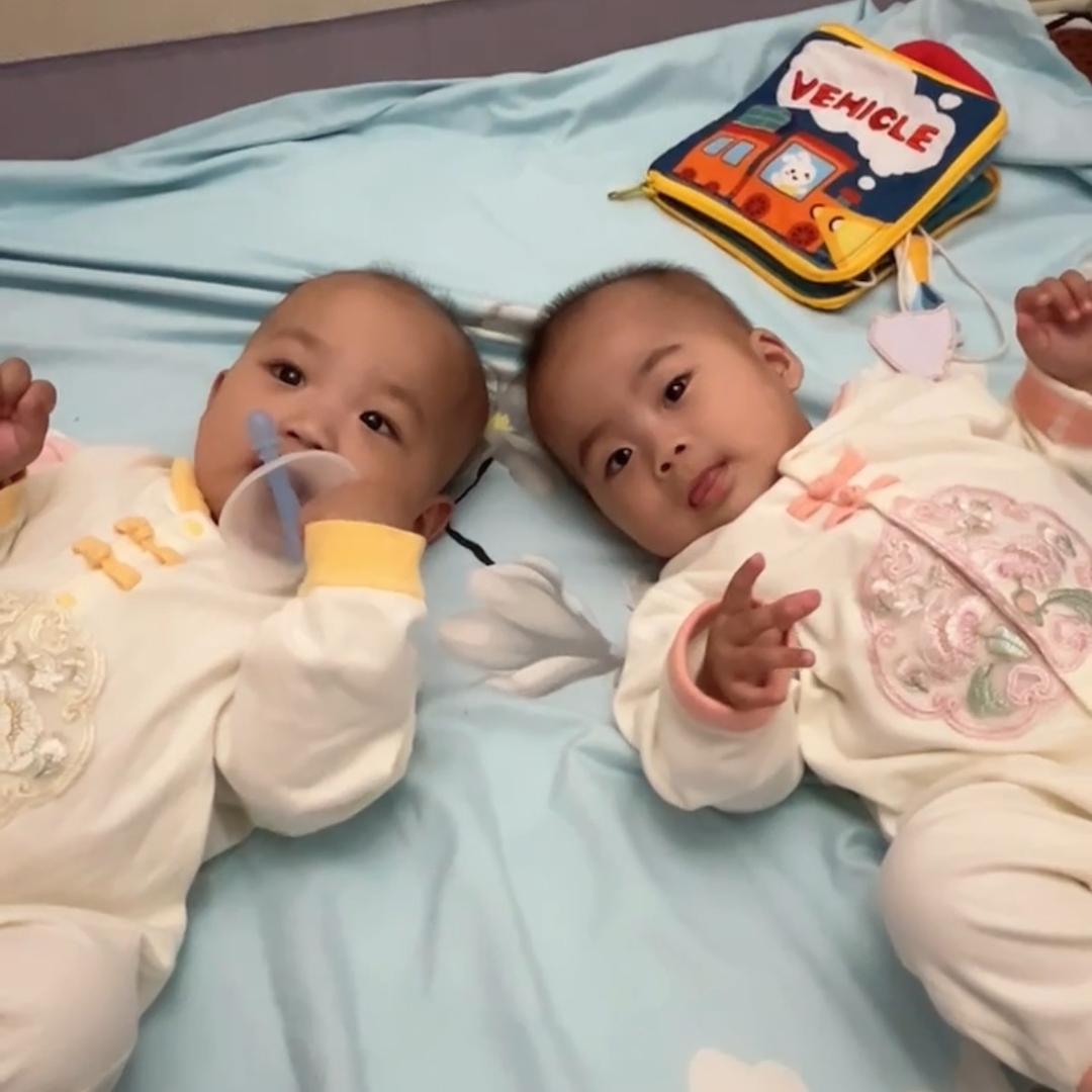 快乐的我和弟弟、妹妹、妈妈.爸爸、奶奶